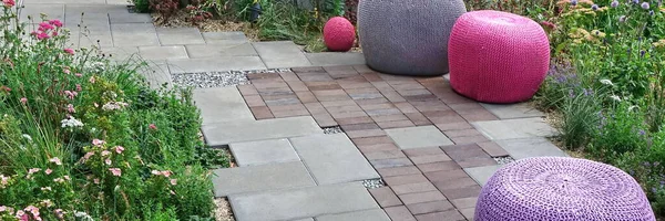 Nowoczesny Ogród Krajobrazowy Dekoracyjnym Zaprojektowane Siedzenia Cobblestone Patio Designerskie Okrągłe — Zdjęcie stockowe