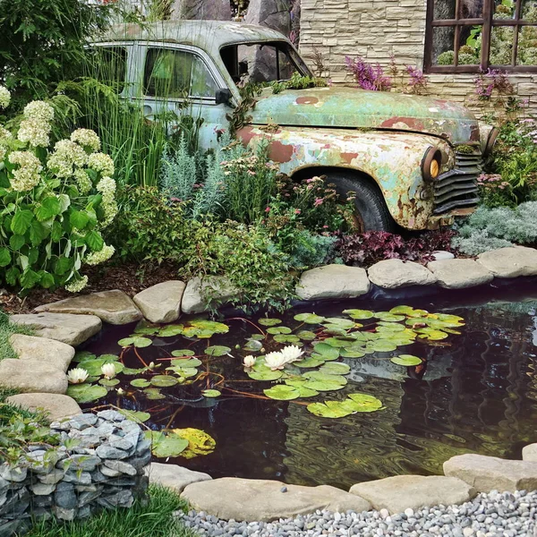 Jardin Paysager Moderne Avec Petit Étang Artificiel Pvc Vieille Voiture — Photo