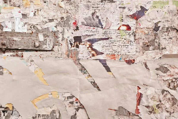 Yırtık Posterli Eski Billboard Buruşmuş Buruşmuş Buruşmuş Buruşmuş Yıpranmış Yırtılmış — Stok fotoğraf