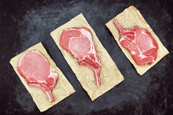 Bifes Osso Porco Cru Papel Marrom Tomahawk Pork Steaks Overhead — Fotografia de Stock