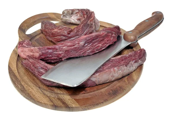 生皮牛排或嫩牛肉牛排和屠夫斧头在切菜板上分离的白色背景 头顶视图 未煮熟的砍刀牛排或白色背景的巴伐利亚牛排 — 图库照片