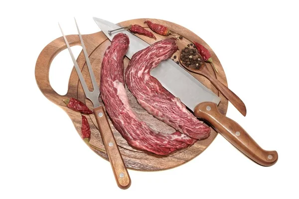 生皮牛排或嫩牛肉牛排 刀叉切碎板 白色背景 头顶视图 未煮熟的砍刀牛排或白色背景的巴伐利亚牛排 — 图库照片