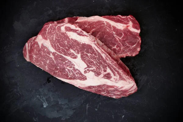 Syrové Steaky Steaky Svíčkové Pohled Shora Mnoho Raw Striploin Steaky — Stock fotografie