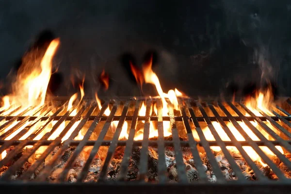 Barbecue Fiammeggiante Vuoto Griglia Carbone Primo Piano Griglia Barbecue Caldo — Foto Stock