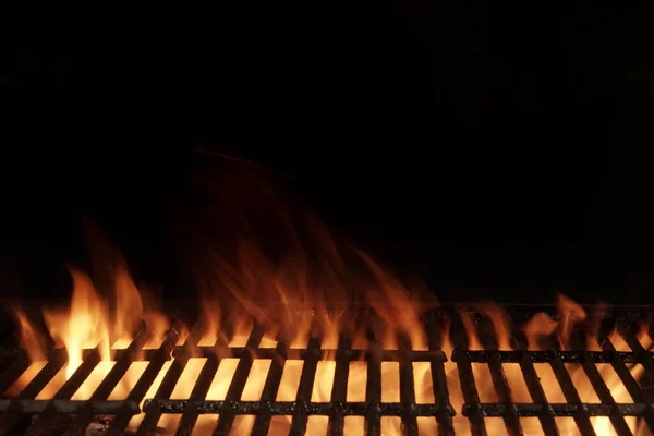 空无一人的火锅烧炭烤架 在铸铁板条箱上烤热烤箱 准备烹调食物 在花园或后院举行烧烤派对的概念 明焰黑隔离烤架 — 图库照片