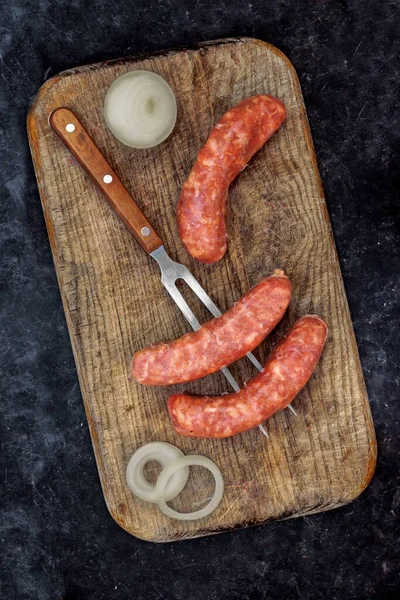 요리에는 소세지는 Old Wooden Cutting Board Fork Overhead View 요리하지 — 스톡 사진