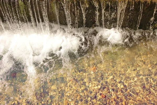 小さな滝や庭園や公園内の水の流れ 概要夏の水の背景 夏の裏庭で人工ストリーム — ストック写真