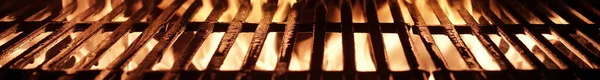 Barbecue Vuur Grill Geïsoleerd Zwarte Achtergrond Bbq Flaming Charcoal Grill — Stockfoto