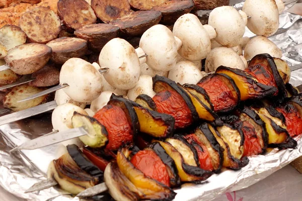 Grillattuja Kasvisvartaita Paljon Shish Kebabia Cookout Food Taustaa Marinoituja Vihanneksia — kuvapankkivalokuva