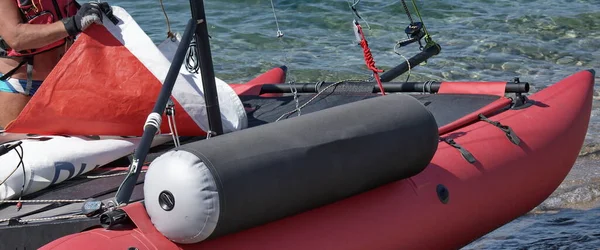 Achtsman Sailor Man Prepares Inflatable Rubber Catamaran Boat Water Sport — Stok fotoğraf