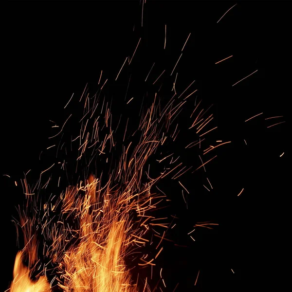 炎と黒の背景に隔離された火花の炎 スパークス フライング 美しい炎だ 黒の隔離された背景の記事を飛んで成長するオレンジを発射 — ストック写真