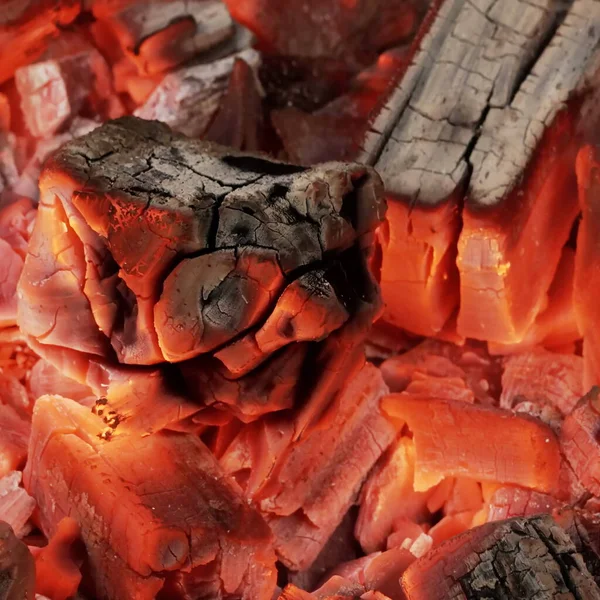 Bbq Grill Pit Com Carvão Quente Brilhante Flamejante Carvão Quente — Fotografia de Stock