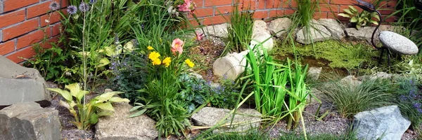 Landscaped Garden Backyard Designed Landscaping Elements Garden Decorative Brick Wall — Stock Photo, Image