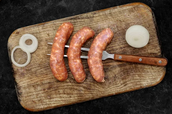 Rauwe Worsten Natuurlijke Darmen Gevulde Worsten Old Wooden Cutting Board — Stockfoto