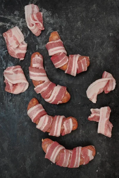 Enchidos Embrulhados Bacon Sobre Fundo Preto Porcos Natal Cobertores Enchidos — Fotografia de Stock