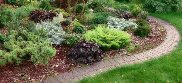 Backyard Garden Modern Design Landscaping Decorative Garden Winding Pathway Walkway — Stock Photo, Image