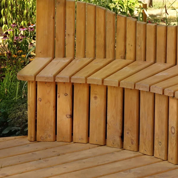 Backyard Wooden Patio Hardwood Rounded Bench Designed Garden Surface Landscaped — Stock Photo, Image