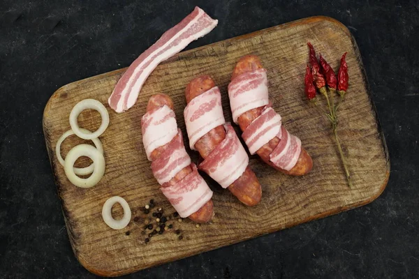 Chorizo Salsichas Embrulhadas Bacon Placa Corte Madeira Enchidos Crus Invólucro — Fotografia de Stock