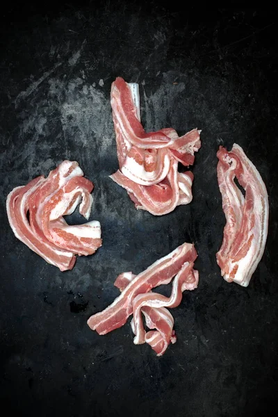 Bacon Tranché Froid Sur Fond Grunge Table Noire Vue Aérienne — Photo