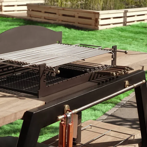 Luxus Combo Grill Tisch Vorhanden Outdoor Hinterhof Küchentisch Mit Grillkohle — Stockfoto