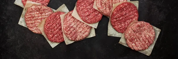 Hamburguesas Carne Cruda Empanadas Sobre Papel Fondo Negro Vista Aérea —  Fotos de Stock