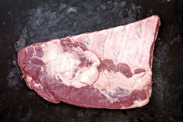 黒い石の背景に生のスペアリブ 子羊または羊肉の肋骨 Chop Overhead View — ストック写真
