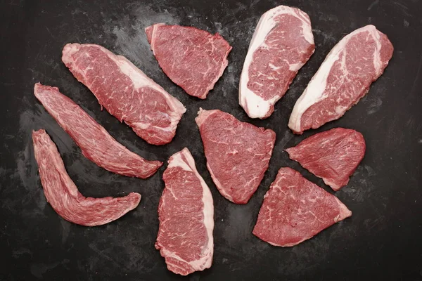 Olika Råbiffar Sirloin Nötkött Biffar Overhead View Många Råa Striploin — Stockfoto