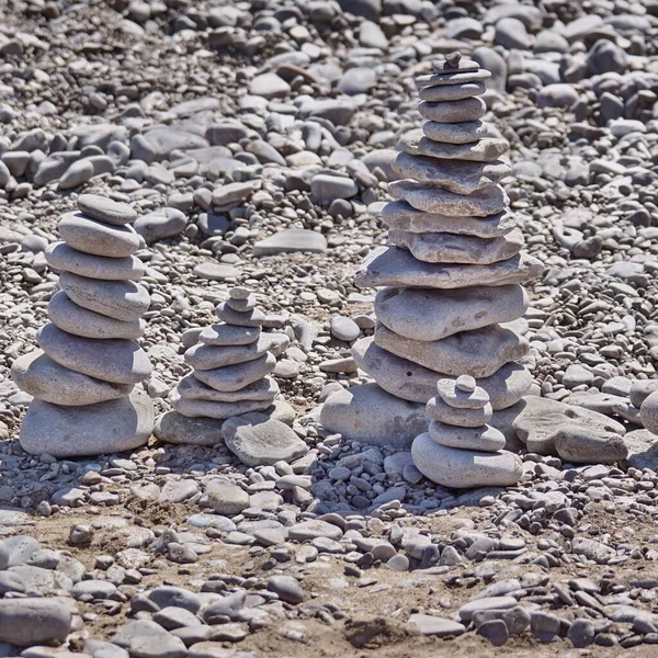 Πολλές Πυραμίδες Από Πέτρες Βράχους Στην Παραλία Βότσαλα Πέτρες Ζεν — Φωτογραφία Αρχείου