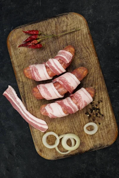 Chorizo Salsichas Embrulhadas Bacon Placa Corte Madeira Enchidos Crus Invólucro — Fotografia de Stock