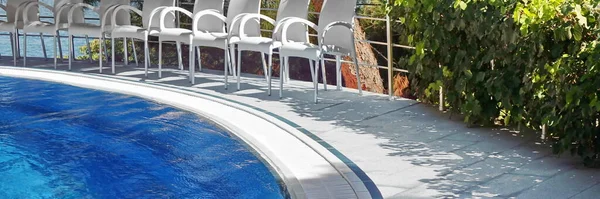 室外宾馆或别墅或带室外游泳池和白色椅子的公寓 高山公园平台上的游泳池 海景远眺 — 图库照片