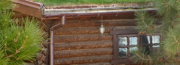 Log Cabin Houten Huis Met Twee Ramen Een Heuvel Het — Stockfoto