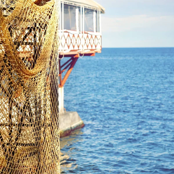 魚ネットヴィンテージの背景を閉じます 漁網アブストラクトパターンでテクスチャを閉じます スリット桟橋と屋外テラスまたは背景にテント付きのVerandahのシーフードレストラン 海の眺め — ストック写真
