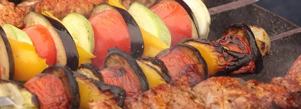 Grillattuja Kasvisvartaita Paljon Shish Kebabia Cookout Food Taustaa Marinoituja Vihanneksia — kuvapankkivalokuva