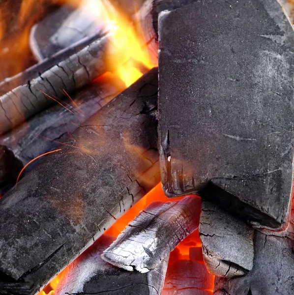 Grill Pit Barbecue Con Carbone Ardente Fiammeggiante Carbone Caldo Incandescente — Foto Stock