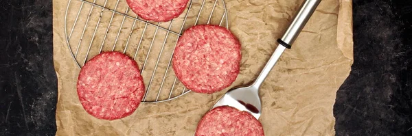 Mięso Wołowe Grillowania Pieczenia Surowe Mielone Hamburgery Mięsa Wołowego Czarnym — Zdjęcie stockowe