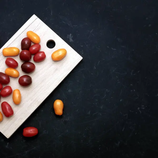 Plum Cherry Tomaten White Cutting Board Geassorteerde Plum Cherry Tomaten — Stockfoto