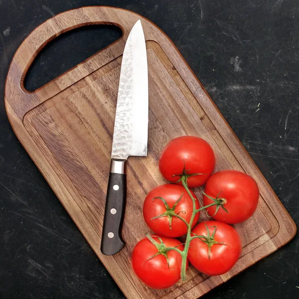 Dalında Olgun Kırmızı Domatesli Tahta Kesim Tahtası Mutfak Bıçağı Siyah — Stok fotoğraf