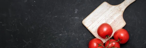 Houten Snijplank Met Rijpe Rode Tomaten Tak Zwarte Achtergrond Breed — Stockfoto