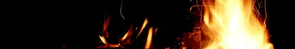 Flammen Des Feuers Und Funken Isoliert Auf Schwarzem Hintergrund Abstrakter — Stockfoto