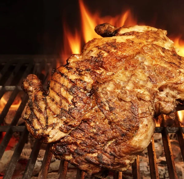 Volles Hühnchen Auf Heißem Holzkohlegrill Gegrillt Saftiges Hühnerfleisch Gebraten Auf — Stockfoto