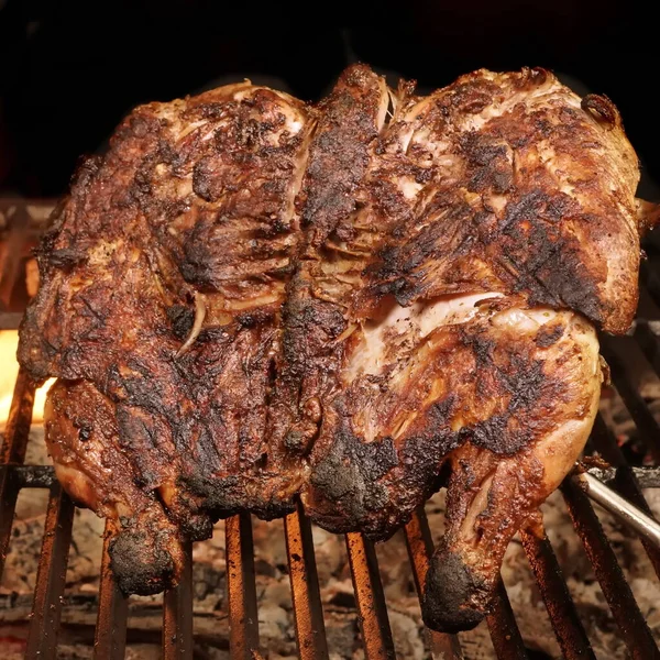 Frango Inteiro Grelhado Churrasco Quente Carvão Grill Flamejante Carne Frango — Fotografia de Stock