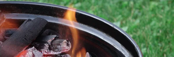 Alevli Kömürlü Çaydanlık Izgarası Barbekü Sıcak Izgara Yakın Çekim Yaz — Stok fotoğraf