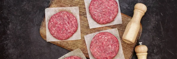 Farmers Beef Pork Burgers Spice Mill Wooden Board Top View — Stock fotografie