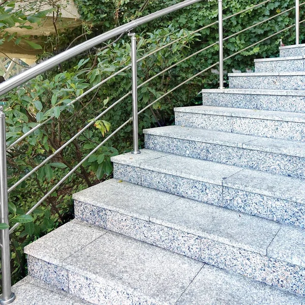 螺旋楼梯的情况 绕行楼梯 螺旋楼梯与不锈钢铁轨或扶手 花园或公园的室外循环楼梯 外带大理石台阶的螺旋形楼梯 — 图库照片