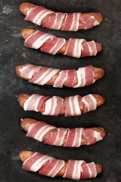 Saucisses Enveloppées Dans Bacon Sur Fond Noir Cochons Noël Dans — Photo