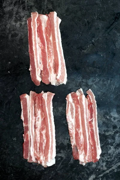 Bacon Tranché Froid Sur Fond Grunge Table Noire Vue Aérienne — Photo