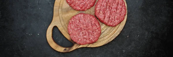 Domácí Hovězí Burgery Dřevěné Desce Top View Raw Ground Beef — Stock fotografie