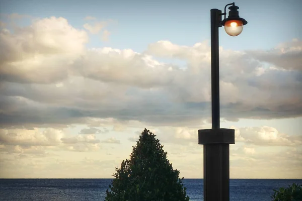海滨有云彩背景的单灯柱 — 图库照片