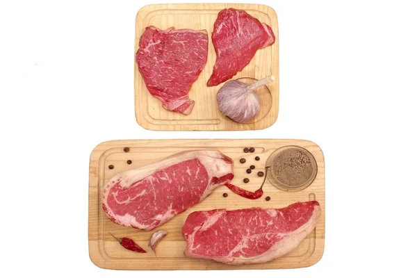 Bistecche Manzo Pepe Striploin Tavola Legno Isolate Sfondo Bianco Carne — Foto Stock