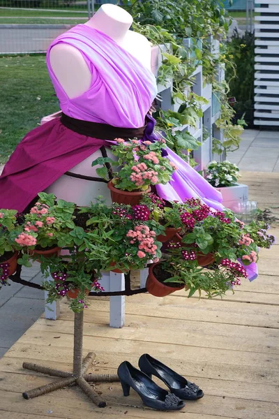 Jardin Extérieur Usine Fer Stand Avec Élément Conception Femmes Robe — Photo